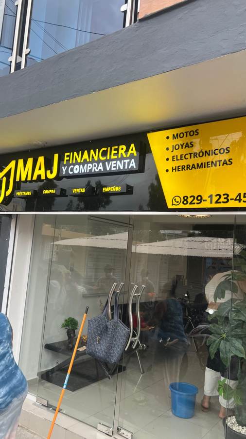 Letrero luminoso de MAJ Financiera