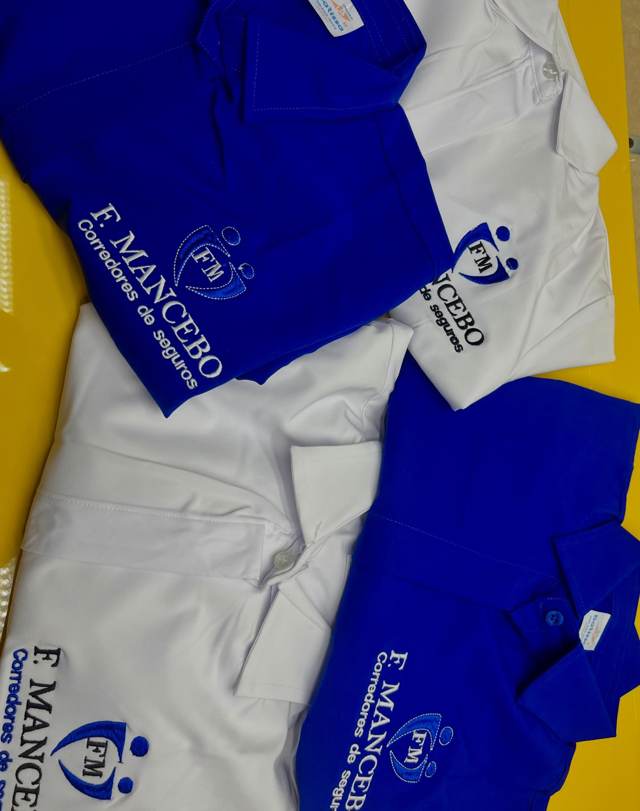 Polos azules y blancos bordados F. Mancebo