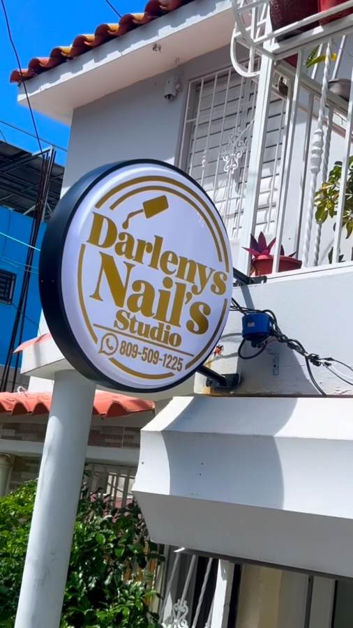 Letrero circular luminoso Darlenys Nails Studio